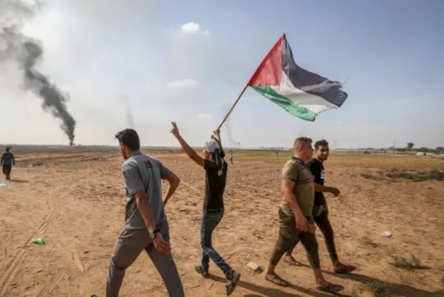  Palestinos tras cruzar la valla fronteriza con Israel en la Franja de Gaza, 7 de octubre de 2023. (credit: ABED RAHIM KHATIB/FLASH90)