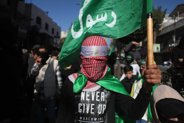  Simpatizantes de Hamás participan en una protesta en apoyo al pueblo de Gaza en Hebrón, Cisjordania, 1 de diciembre de 2023. (credit: WISAM HASHLAMOUN/FLASH90)