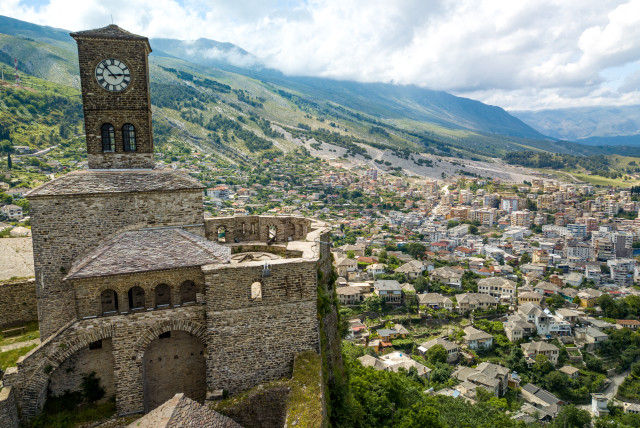 Pueblo albanés de Gjirokastra. (crédito: Ministerio albanés de Turismo y Medio Ambiente)