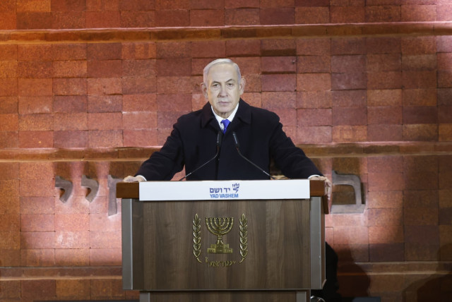  El primer ministro Benjamin Netanyahu pronuncia su discurso en la ceremonia del Día del Recuerdo del Holocausto celebrada en Yad Vashem el 5 de mayo de 2024. (crédito: MARC ISRAEL SELLEM)