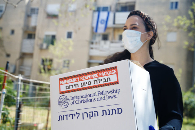  Yael Eckstein entrega un paquete de ayuda (credit: AVISHAG SHAAR YESHUV)