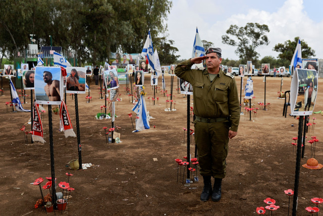  Un soldado israelí permanece de pie durante una sirena de dos minutos para conmemorar el Día del Recuerdo del Holocausto en Israel, en una instalación en el lugar del festival Nova donde los asistentes a la fiesta fueron asesinados y secuestrados durante el ataque del 7 de octubre por terroristas de Hamás desde Gaza, en Reim, sur de Israel, 6 de mayo de 2024. (crédito: AMMAR AWAD/REUTERS)