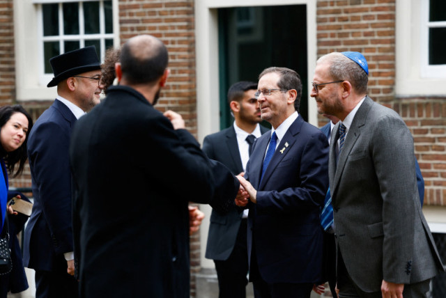 El presidente israelí Isaac Herzog llega a la Sinagoga Portuguesa el día de la inauguración del Museo Nacional del Holocausto, en Ámsterdam, Países Bajos, 10 de marzo de 2024. (credit: REUTERS/PIROSCHKA VAN DE WOUW)
