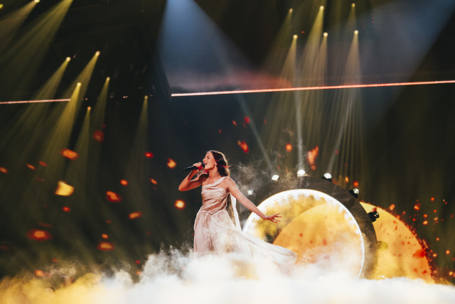 La concursante israelí de Eurovisión, Eden Golan, ensaya su canción ''Hurricane'' antes de su actuación en las semifinales en Malmö, Suecia, el 3 de mayo de 2024. (Crédito: SARAH LOUISE BENNETT/EBU)