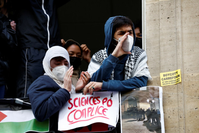  Jóvenes enmascarados participan en la ocupación de un edificio de la Universidad Sciences Po, París, Francia, 26 de abril de 2024. (credit: REUTERS/BENOIT TESSIER)