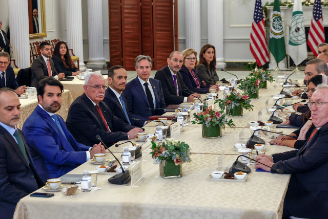 El secretario de Estado estadounidense Antony Blinken se reúne con los ministros de Asuntos Exteriores de la Organización para la Cooperación Islámica (OCI) y la Liga Árabe, para discutir el futuro de Gaza, en el Departamento de Estado en Washington, EE.UU., 8 de diciembre de 2023. (crédito: REUTERS/EVELYN HOCKSTEIN)