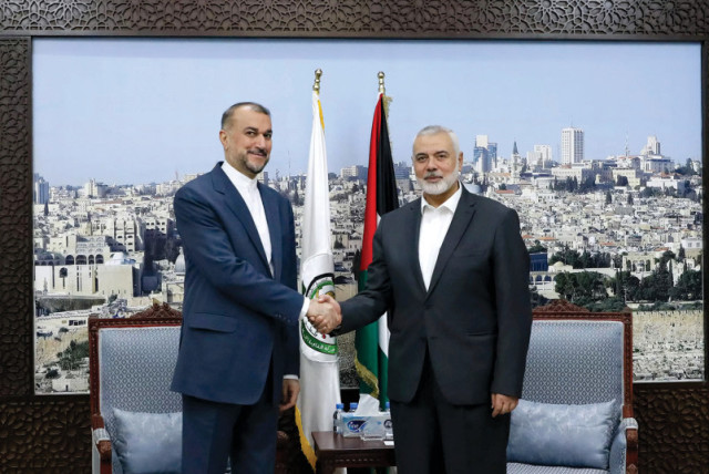 El ministro de Asuntos Exteriores de Irán, Hossein Amir Abdollahian, se reúne con el líder de Hamás, Ismail Haniyeh, en Doha, Qatar, el 13 de febrero de 2024. Al fondo, una gran fotografía de Jerusalén. (credit: WANA/REUTERS)