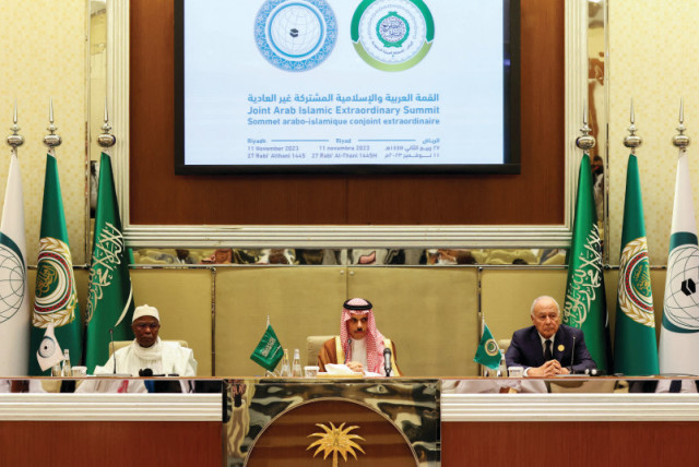  LOS SECRETARIOS GENERALES de la Organización de Cooperación Islámica (izquierda) y de la Liga Árabe, con el ministro de Asuntos Exteriores de Arabia Saudí entre ellos, celebran una rueda de prensa en la cumbre conjunta árabe-islámica de Riad, el 11 de noviembre. (credit: AHMED YOSRI/ REUTERS)