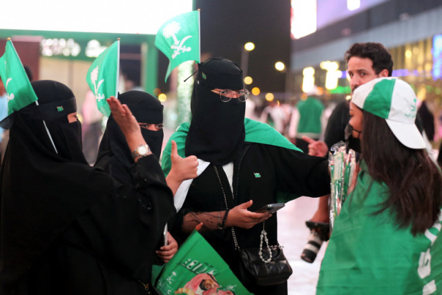  Mujeres saudíes participan en las celebraciones del Día de la Bandera en The Boulevard en Riad, Arabia Saudí, 11 de marzo de 2023. (credit: Ahmed Yosri/Reuters)