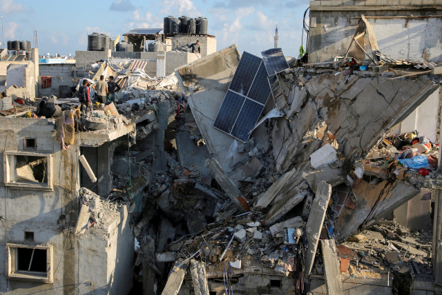 Palestinos inspeccionan el lugar de un ataque israelí contra una casa, en medio del actual conflicto entre Israel y el grupo islamista palestino Hamás, en Rafah, en el sur de la Franja de Gaza 7 de mayo de 2024. (crédito: REUTERS/Hatem Khaled)