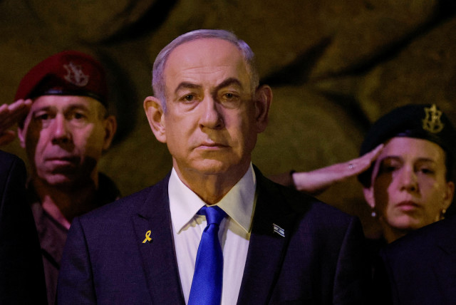 Ο Ισραηλινός πρωθυπουργός Μπέντζαμιν Νετανιάχου παρευρίσκεται σε τελετή κατάθεσης στεφάνων για την Ημέρα Μνήμης του Ολοκαυτώματος στην Αίθουσα Μνήμης στο Yad Vashem, το Παγκόσμιο Κέντρο Μνήμης του Ολοκαυτώματος, στην Ιερουσαλήμ, 6 Μαΐου 2024. (credit: REUTERS/Amir Cohen/Pool/File Photo )