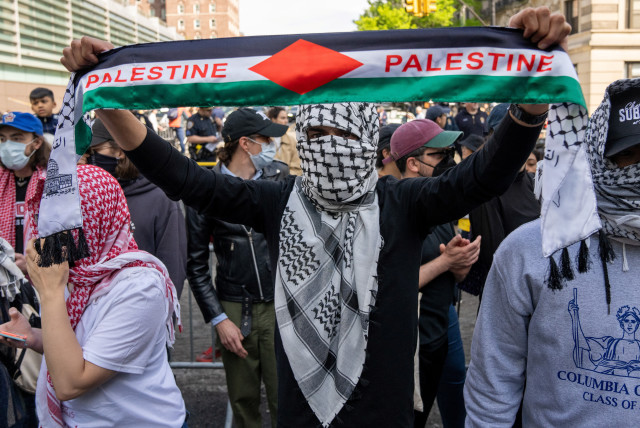 Protestors gather at the gates of Columbia University, in support of student protesters who barricaded themselves in Hamilton Hall, despite orders from university officials to disband or face suspension, during the ongoing conflict between Israel and the Palestinian Islamist group Hamas, in New York (credit: REUTERS/David Dee Delgado)
