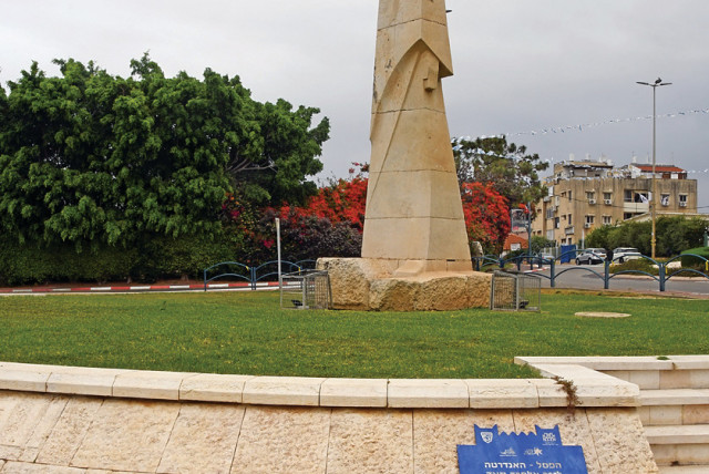 A large white statue of Lord Melchett in Tel Mond, Israel (credit: ITZIK MAROM)