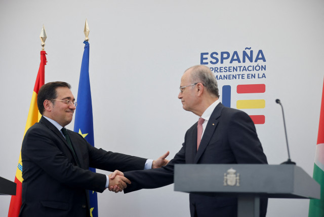  Spanish Foreign Minister Jose Manuel Albares and Palestinian Prime Minister Mohammad Mustafa shake hands during a joint press conference, in Brussels, Belgium May 26, 2024.  (credit:  REUTERS/JOHANNA GERON)