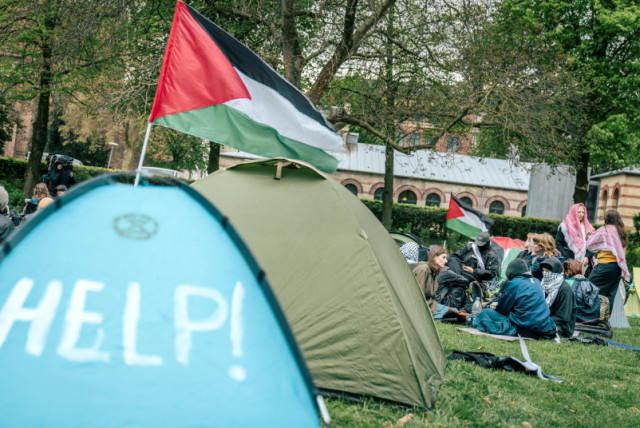  Estudiantes se reúnen cerca de una tienda de campaña en una acampada en el campus urbano de la Universidad de Copenhague. 6 de mayo de 2024.  (credit:  Thomas Traasdahl/Ritzau Scanpix/via REUTERS)