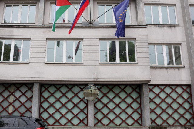  Una bandera palestina ondea junto a una eslovena y una de la Unión Europea, en el edificio del gobierno en Liubliana, Eslovenia 30 de mayo 2024.  (credit: REUTERS/BORUT ZIVULOVIC)