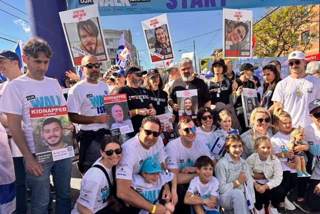  Familias de rehenes y miembros del kibbutz Beeri en la Marcha con Israel 2024 en Toronto (crédito: Jewish Federations of Canada – UIA)