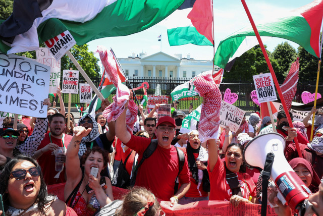  Manifestantes corean consignas frente a la Casa Blanca durante una protesta propalestina, en medio del conflicto entre Israel y Hamás, en Washington, EE.UU., 8 de junio de 2024. (crédito: REUTERS/TOM BRENNER)