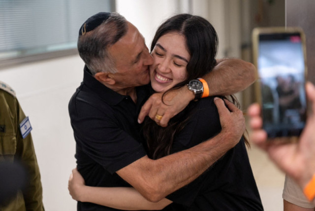  Noa Argamani, una rehén rescatada abraza a su padre, Yakov Argamani, después de que el ejército dijera que las fuerzas israelíes han rescatado con vida a cuatro rehenes del centro de la Franja de Gaza, en Ramat Gan, Israel, en esta imagen de mano obtenida por Reuters el 8 de junio de 2024. (credit: VIA REUTERS)