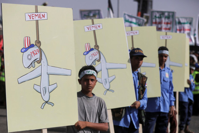  Manifestantes, en su mayoría partidarios de los Houthi, se concentran para mostrar su solidaridad con los palestinos de Gaza, en medio del actual conflicto entre Israel y el grupo islamista palestino Hamás, en Saná, Yemen, 31 de mayo de 2024.  (credit: KHALED ABDULLAH/REUTERS)