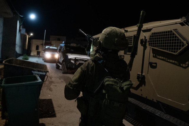  Soldados de las FDI operan en Cisjordania durante la noche, 16 de junio de 2024. (crédito: IDF SPOKESPERSON'S UNIT)