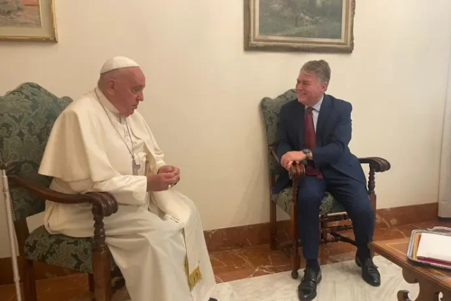  Henrique Cymerman and the Pope. (credit: Dr. Nirit Ofir via Maariv)
