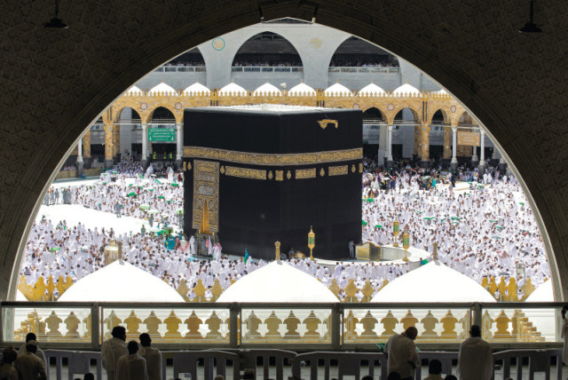  EN MECCA, Arabia Saudí: Rezando alrededor de la Kaaba, el santuario más sagrado del Islam, durante el Ramadán de 2023. (credit: Abdel Ghani Bashir/AFP via Getty Images)