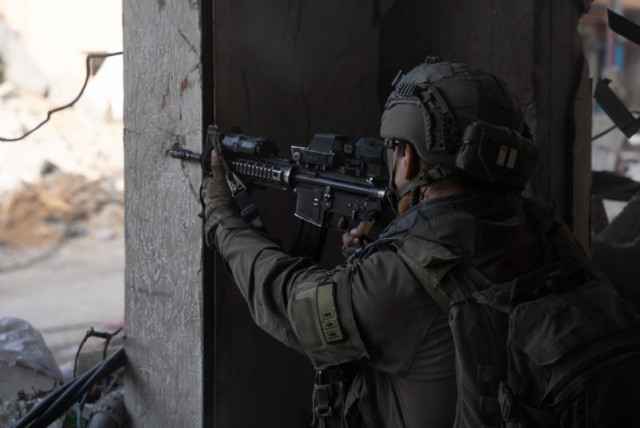  Soldado de las IDF opera en la Franja de Gaza.  (credit: IDF SPOKESPERSON'S UNIT)