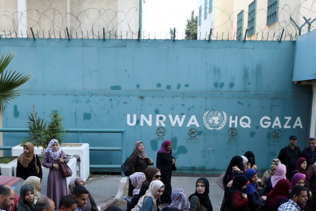  Empleados palestinos de la Agencia de Obras Públicas y Socorro de las Naciones Unidas (UNRWA) participan en una protesta contra los recortes de empleo de la UNRWA, en la ciudad de Gaza el 19 de septiembre de 2018.  (credit: REUTERS/IBRAHEEM ABU MUSTAFA)