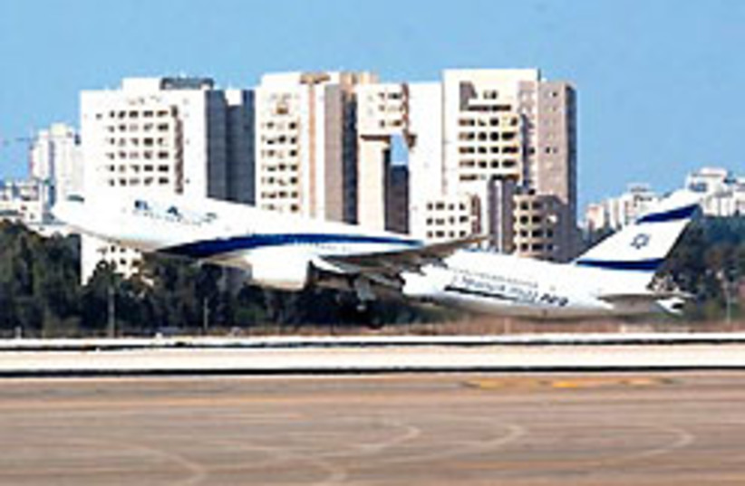 An El Al jet takes off (photo credit: Ariel Jerozolimski)