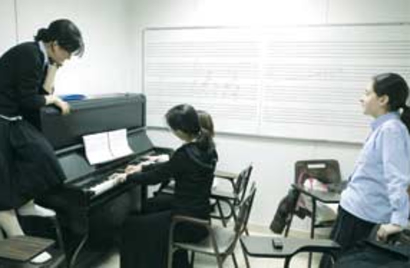 haredi girls piano 311 (photo credit: Ariel Jerozolimski)