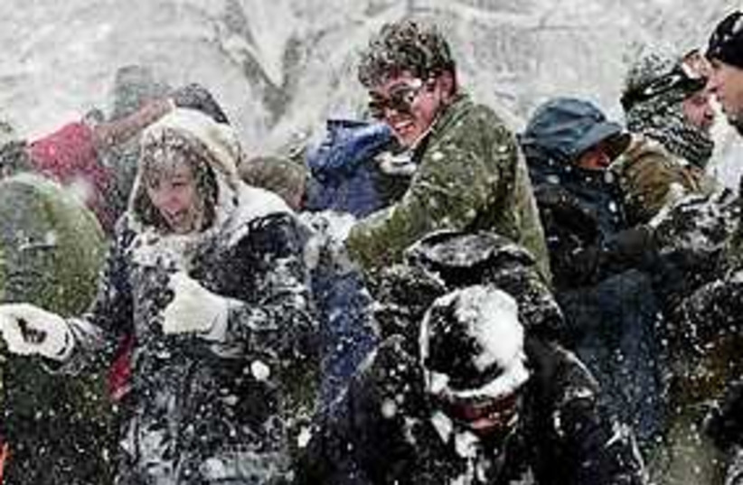 snow fight wahington 311 (photo credit: AP)