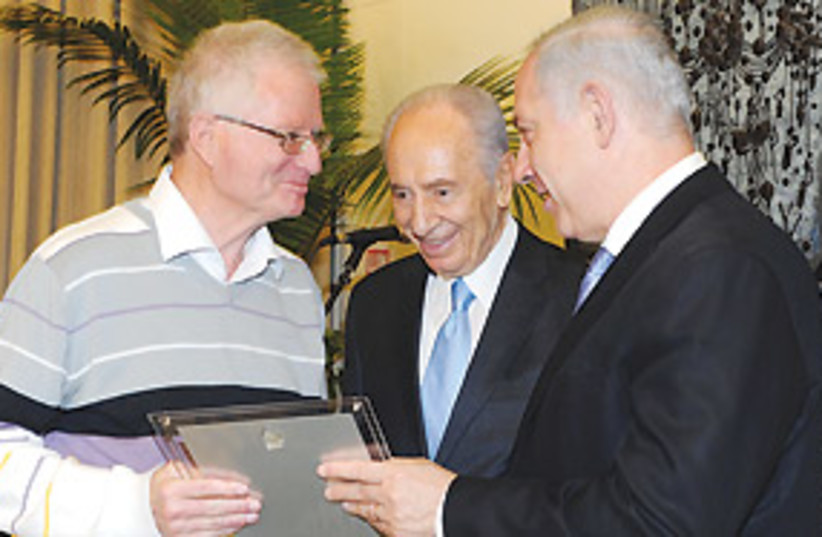 Netanyahu Peres prize 311 (photo credit: Moshe Milner/GPO)