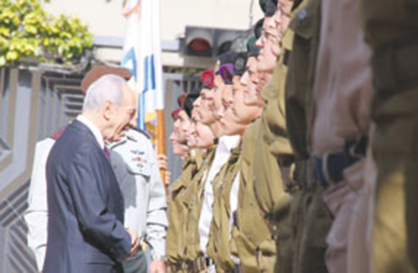 Peres Inspecting soldiers 311 (photo credit: Beit Hanassi)