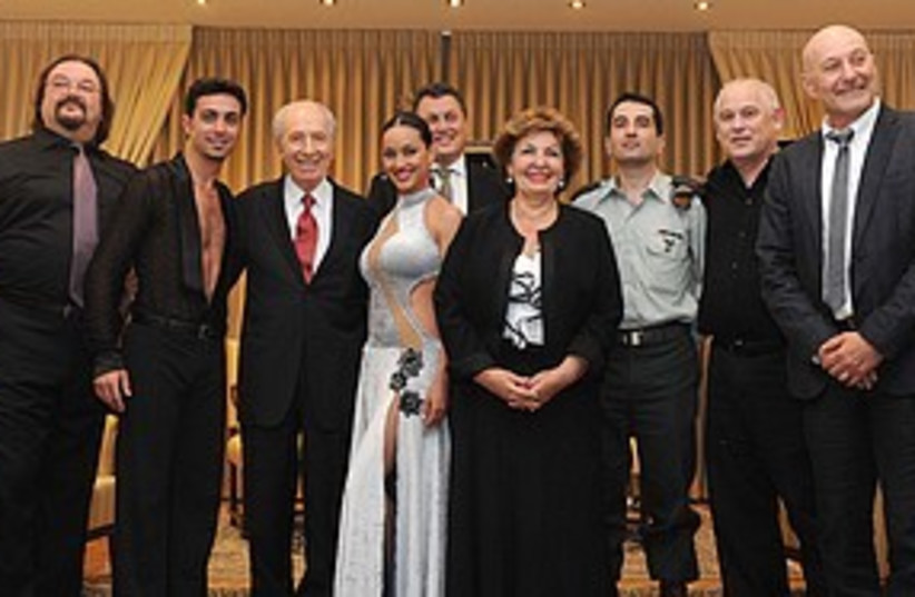 Peres with fsu immigrants 311 (photo credit: GPO)