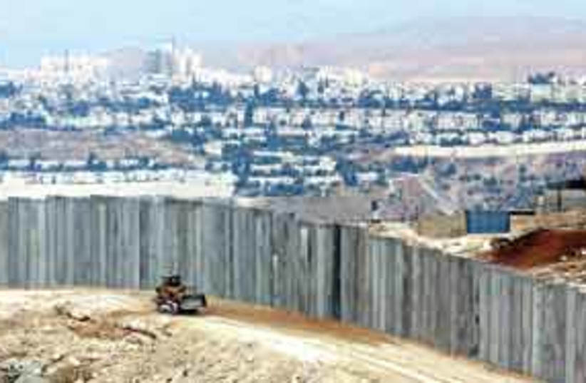 Seperation barrier Jerusalem (photo credit: Ariel Jerozolimski)
