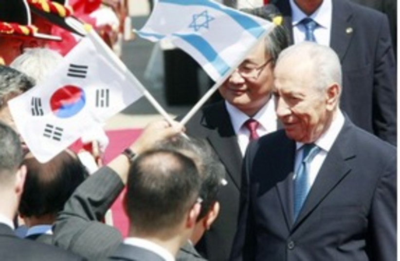 Peres in Korea 311 (photo credit: Associated Press)