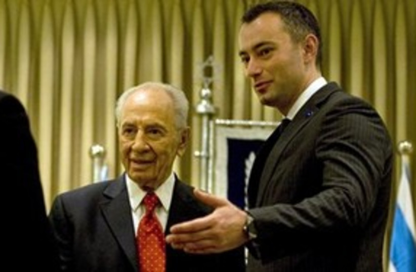 Nikolay Mladenov and Shimon Peres (photo credit: AP)