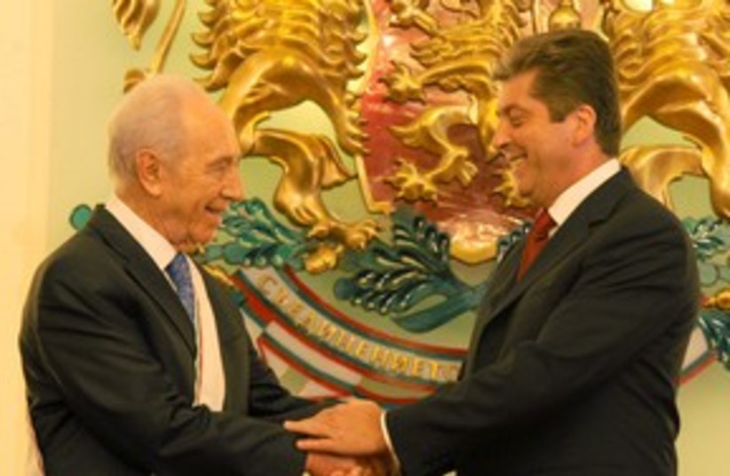 311_Peres in Bulgaria (photo credit: Mark Neiman)