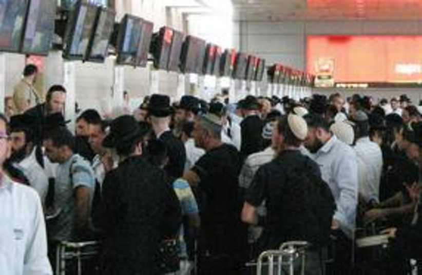 Rabbi Nahman supporters airport (photo credit: Ron Friedman)