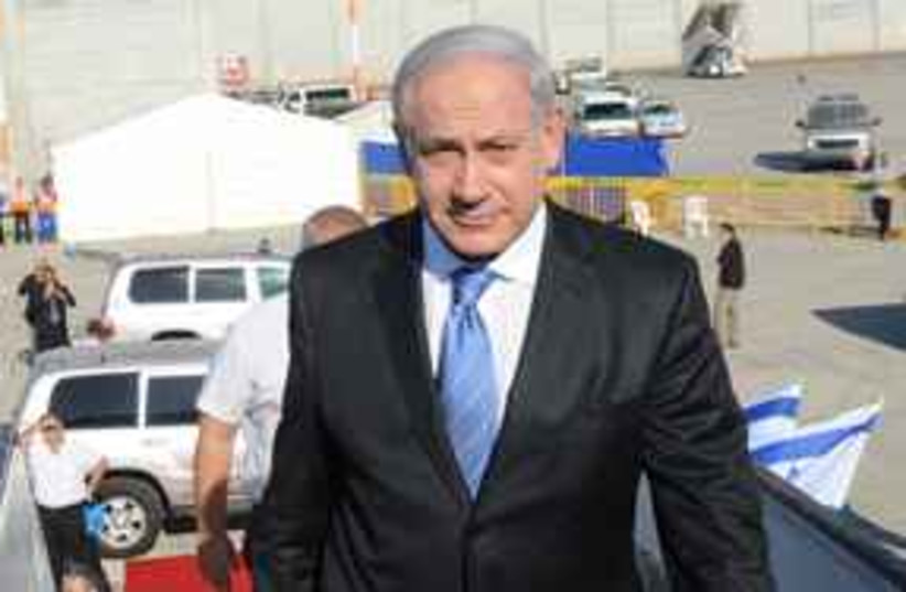 Netanyahu enters plane 311 (photo credit: Moshe Milner GPO)