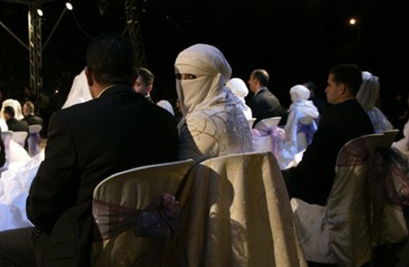 Palestinian couple at wedding - Gallery