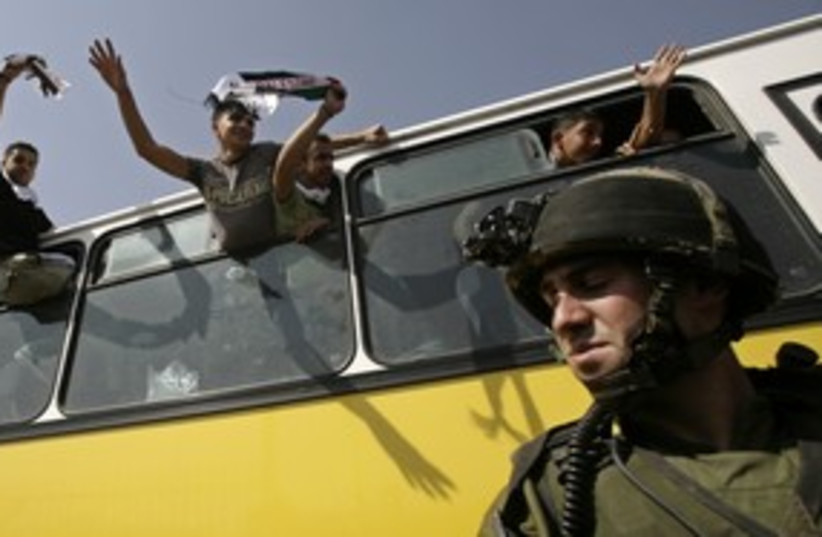 Palestinian prisoners on a bus before release [file] 311 (R) (photo credit: Yannis Behrakis / Reuters)
