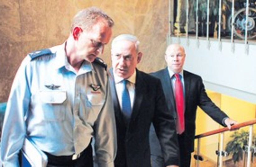 Netanyahu, Maj.-Gen. Yohanan Locker (R) 311 (photo credit: Reuters)