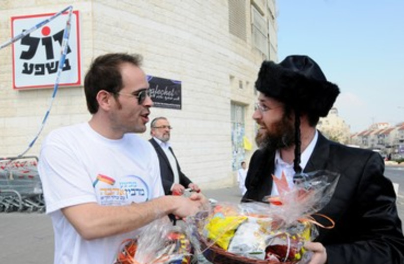 Haredi man divvies Mishloah Manot in Beit  Shemesh (credit: Yossi Zliger)
