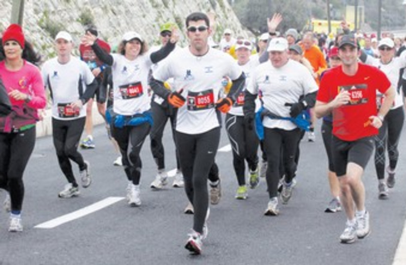 j'lem marathon, at jaffa gate_370 (photo credit: Marc Israel Sellem/The Jerusalem Post)