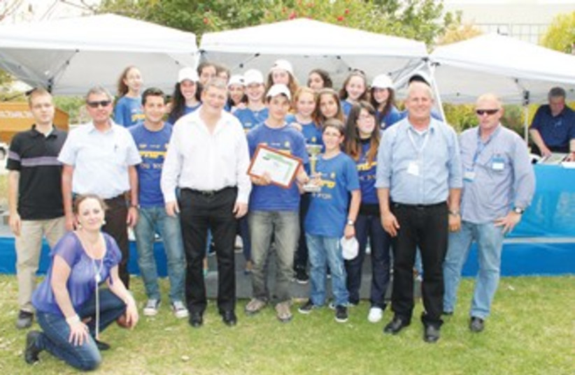EL AL CEO Eliezer Shkedi and students 370 (photo credit: Kobi Yosef)