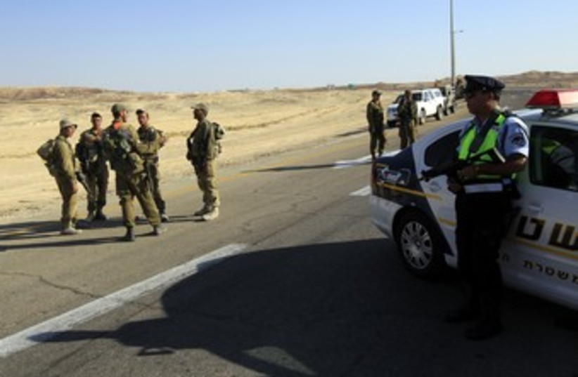IDF patrol in South after 2011 cross border attack 370 (R) (credit: Ronen Zvulun / Reuters)