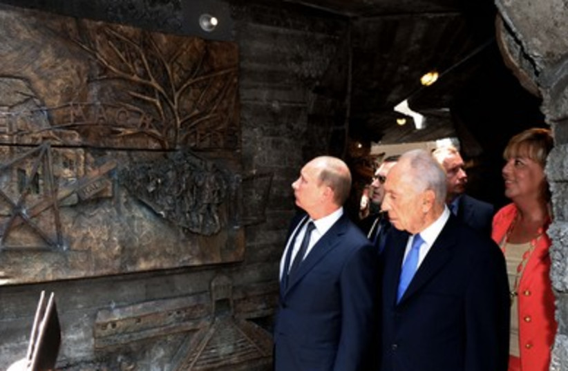 Peres, Putin explore monument