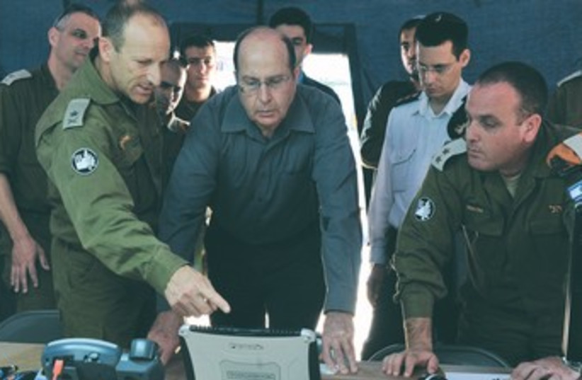 Yaalon at IDF Home Front Command’s base 370 (photo credit: Ariel Hermoni/Defense Ministry)